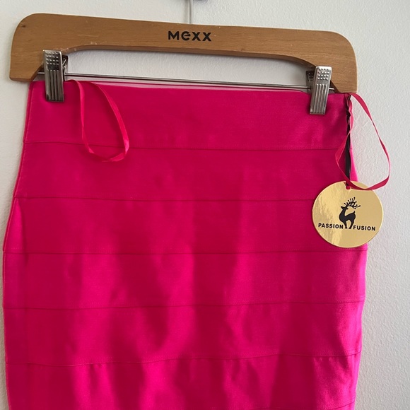 23-Pink- Red beautiful skirt - Picture 2 of 2